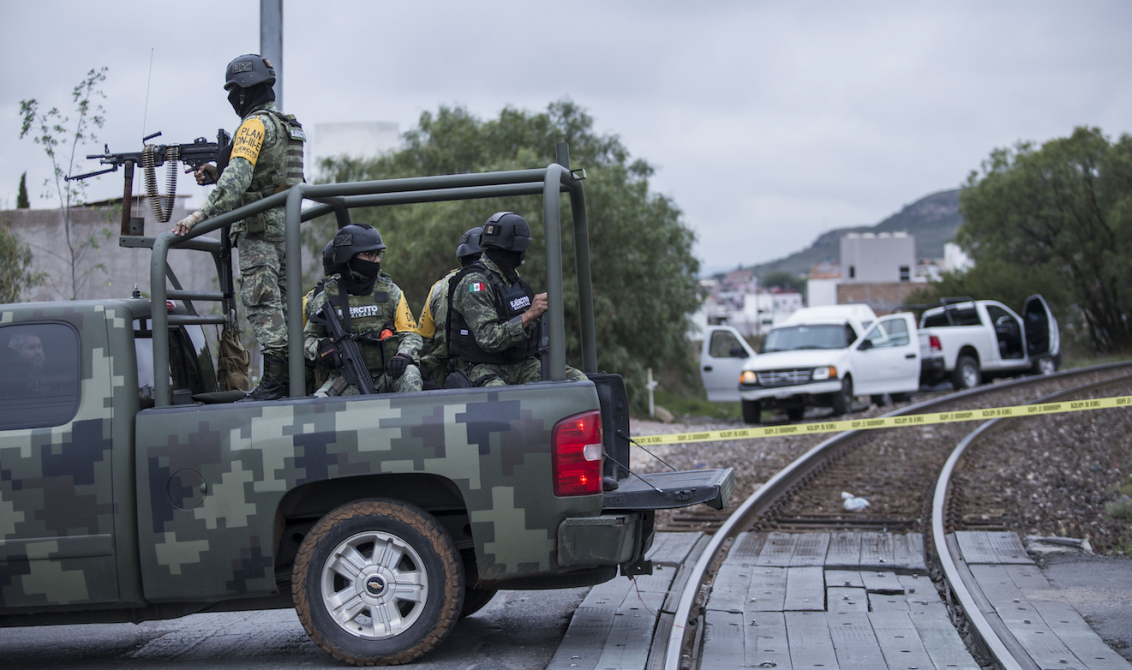 Cuatro personas fueron localizadas sin vida y envueltas en cobijas junto a las vías del tren en la colonia Las Colinas y bulevar Bicentenario, área comercial y de gran transito en la zona conurbada Guadalupe-Zacatecas. Foto: Cuartoscuro