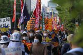 Ciudadanos japoneses se manifestaron el viernes frente al Ayuntamiento de Tokio para exigir la suspensión de los juegos a causa de los aumentos de contagios de Covid-19. Foto: DPA