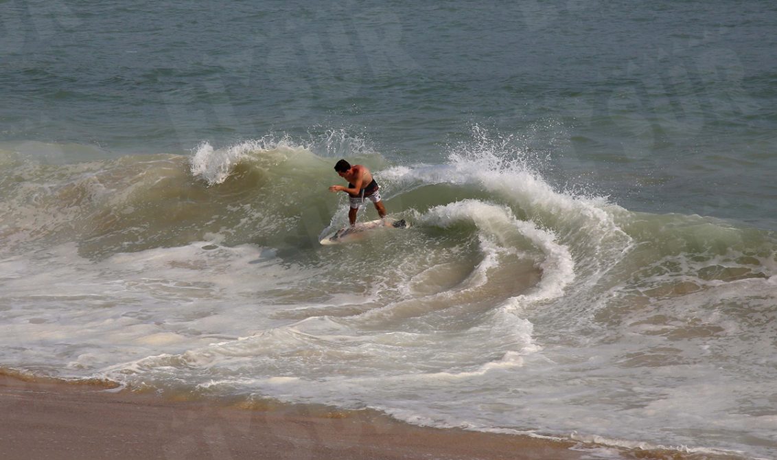 24 Abril 2021 Acapulco, Gro. Un turista practica surf en la playa La Gamba. Foto: Carlos Alberto Carbajal