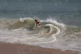 24 Abril 2021 Acapulco, Gro. Un turista practica surf en la playa La Gamba. Foto: Carlos Alberto Carbajal