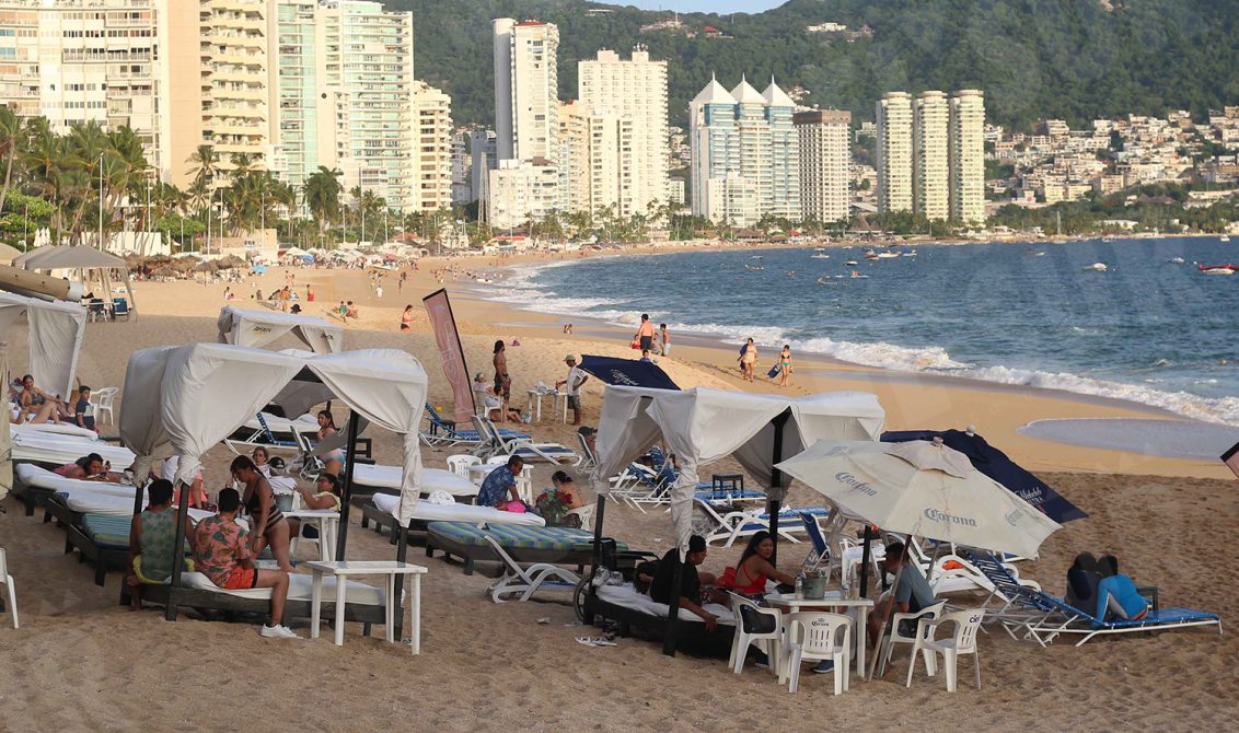 Acapulco,Gro/25Julio2021/ Visitantes alas 7:30 de la tarde de ayer en la playa Icacos en el puerto de Acapulco. Foto: Jesús Trigo