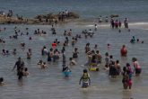4 de julio Acapulco, Gro. Decenas de turistas de todas las edades conviven en la playa Papagayo, sin medidas sanitarias por la pandemia de covid-19. Foto: Carlos Alberto Carbajal