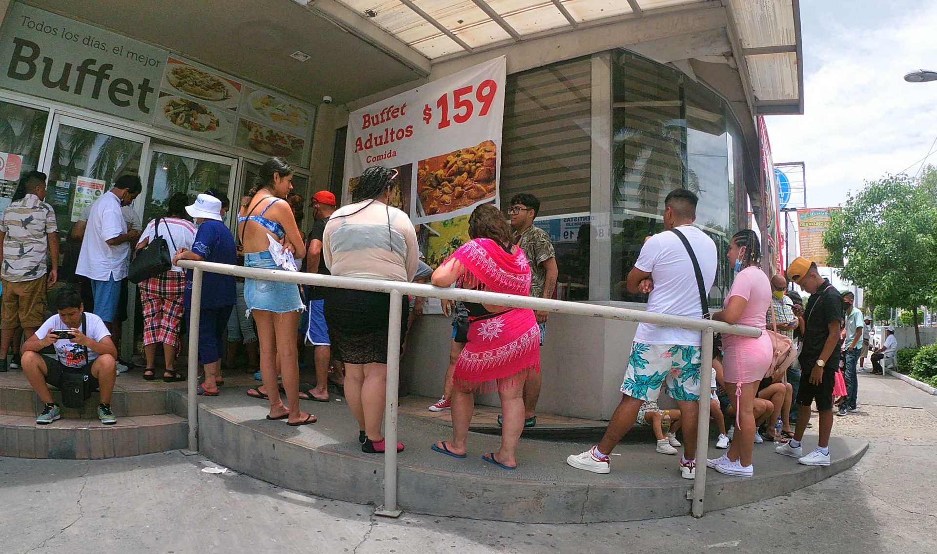 8 de julio del 2021 Un grupo de turistas sin utilizar cubre bocas hacen fila para poder entrar a un restaurante en la avenida Costera. Foto: Carlos Alberto Carbajal