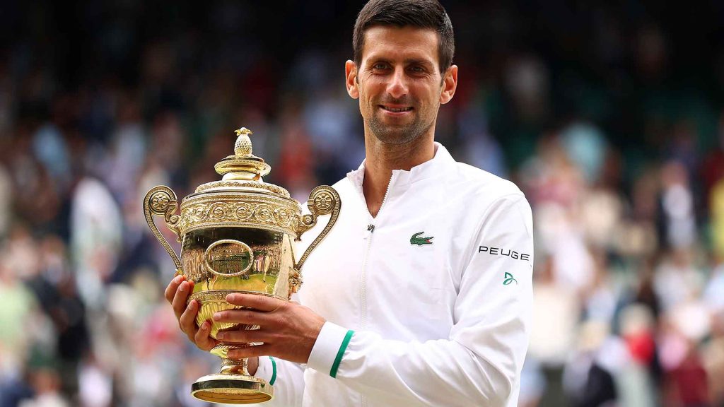 El serbio Novak Djokovic ganó ayer por sexta vez el torneo de Wimbledon. El número uno del mundo ha ganado los tres Grand Slam que se han disputado en 2021, pues ha sido campeón de Australia, de Roland Garros y ahora de Wimbledon. Foto: Tomada de internet