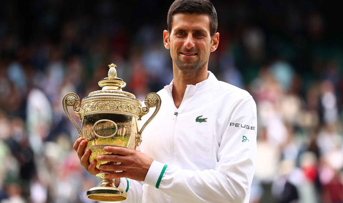 El serbio Novak Djokovic ganó ayer por sexta vez el torneo de Wimbledon. El número uno del mundo ha ganado los tres Grand Slam que se han disputado en 2021, pues ha sido campeón de Australia, de Roland Garros y ahora de Wimbledon. Foto: Tomada de internet