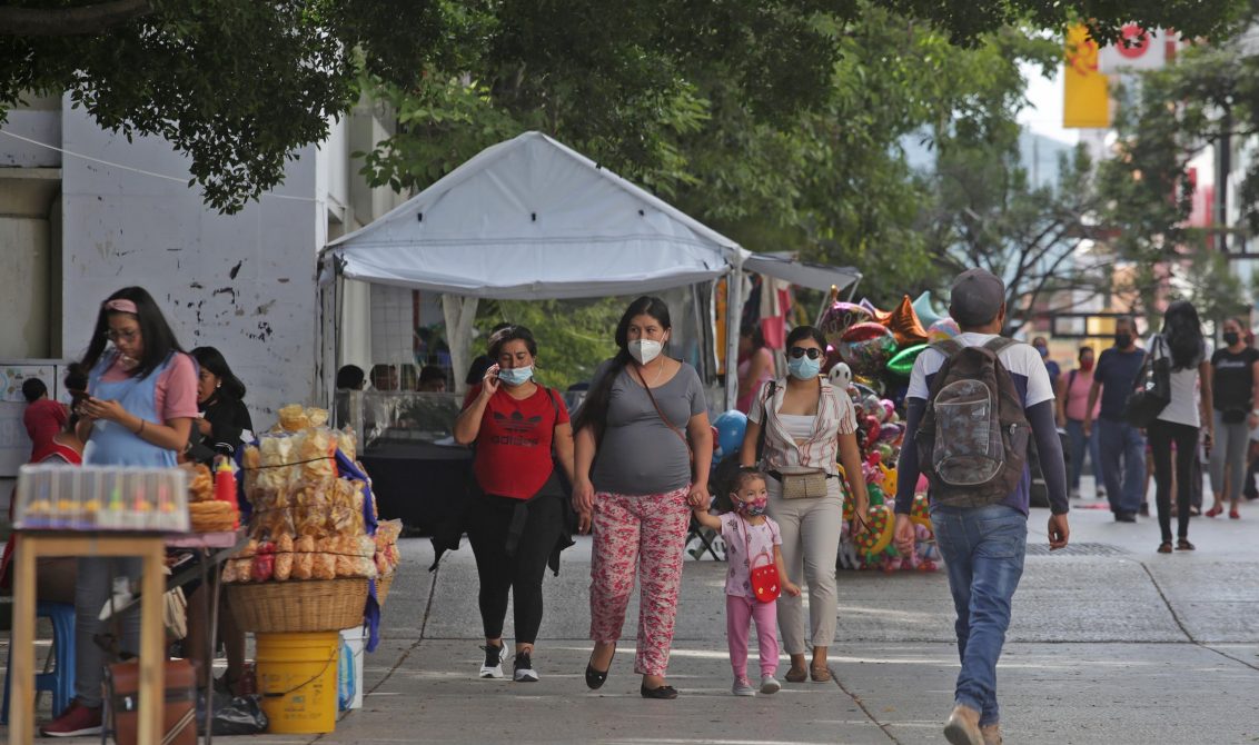 jnt-covid-19-familias-zocalo.jpg: Chilpancingo, Guerrero 20 de julio del 2021// Continúan familias paseando en el zocalo, sin respetar la sana distancia entre los transeúntes, a pesar de la tercer ola de contagios del Covid-19. Foto: Jessica Torres Barrera