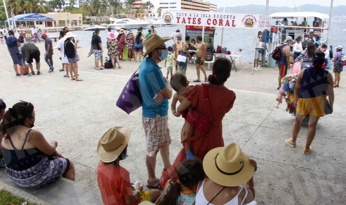 7 de agosto 2021 Acapulco, Gro. Grupos de turistas se preparan para abordar yates de recreo el día sábado, en el malecón de Acapulco . Foto: Carlos Alberto Carbajal