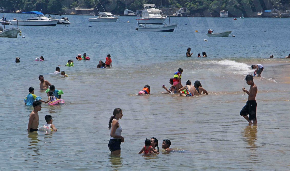 13 de agosto 2021 Acapulco, Gro. Bañistas disfrutan de la tranquidad del mar en la playa Tlacopanocha . Foto: Carlos Alberto Carbajal