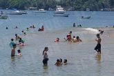 13 de agosto 2021 Acapulco, Gro. Bañistas disfrutan de la tranquidad del mar en la playa Tlacopanocha . Foto: Carlos Alberto Carbajal