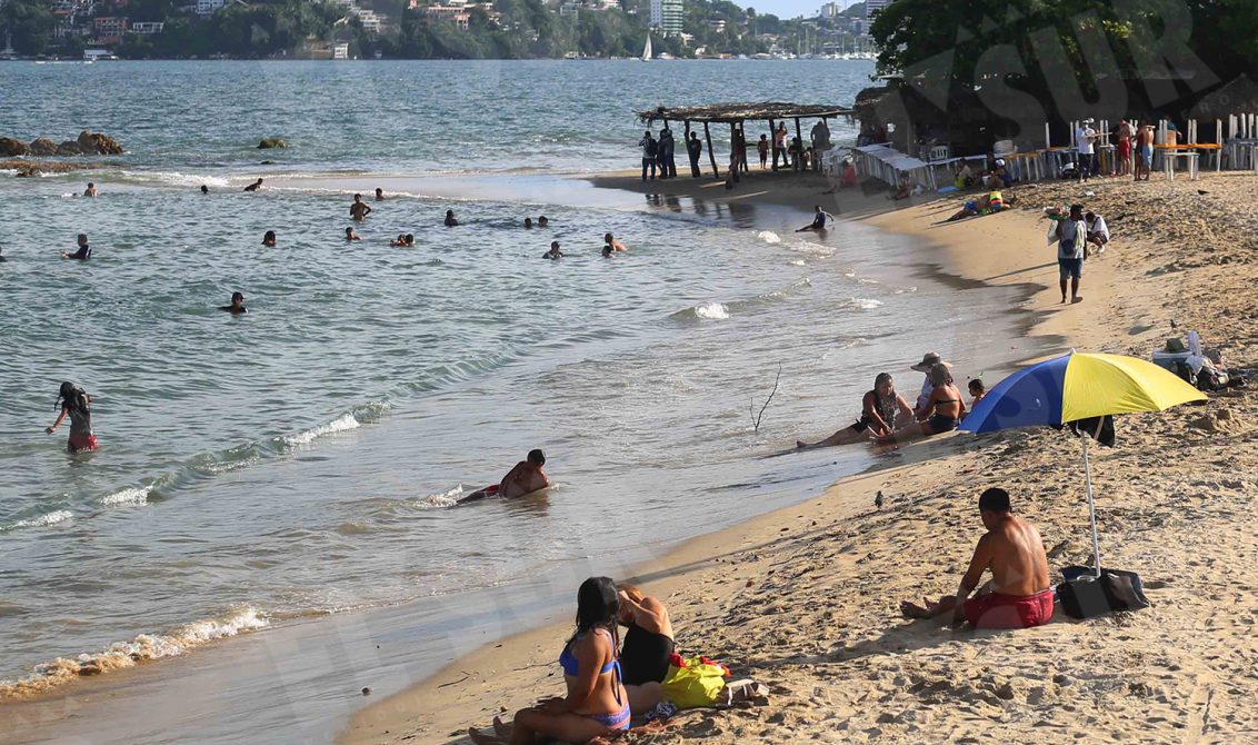 Acapulco,GRo/18-Agosto2021/ Visitantes a las 6 de la tarde ayr en la playa Papagayo en el puerto e Acapulco. Foto: Jesús Trigo