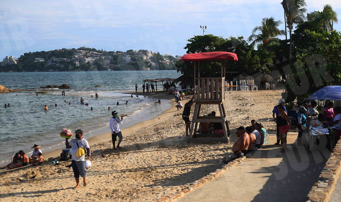 Acapulco,GRo/18-Agosto2021/ Visitantes a las 6 de la tarde ayr en la playa Papagayo en el puerto e Acapulco. Foto: Jesús Trigo