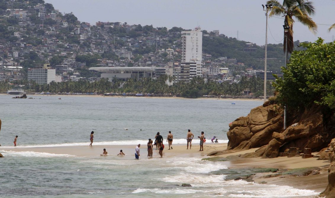 4 de agosto 2021 Acapulco, Gro. Un grupo de bañistas en la playa Condesa . Foto: Carlos Alberto Carbajal