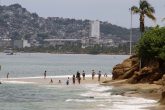4 de agosto 2021 Acapulco, Gro. Un grupo de bañistas en la playa Condesa . Foto: Carlos Alberto Carbajal