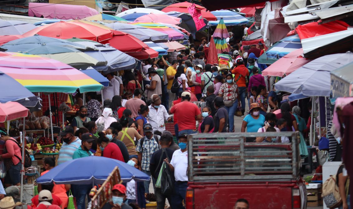 Chilpancingo Gro, 25 de agosto 2021. // Imagen de la calle 21 de marzo a un costado del mercado central, Baltazar R. Leyva Mancilla en Chilpancingo a las 3 de la tarde. // Foto: Jesús Eduardo Guerrero