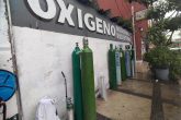 jnt-larga-fila-oxigeno.jpg: Chilpancingo, Guerrero 09 de agosto del 2021// Larga fila para comprar oxigeno, en la distribuidora en la avenida Álvarez, la grafica tomada a las 4 de la tarde. Foto: Jessica Torres Barrera