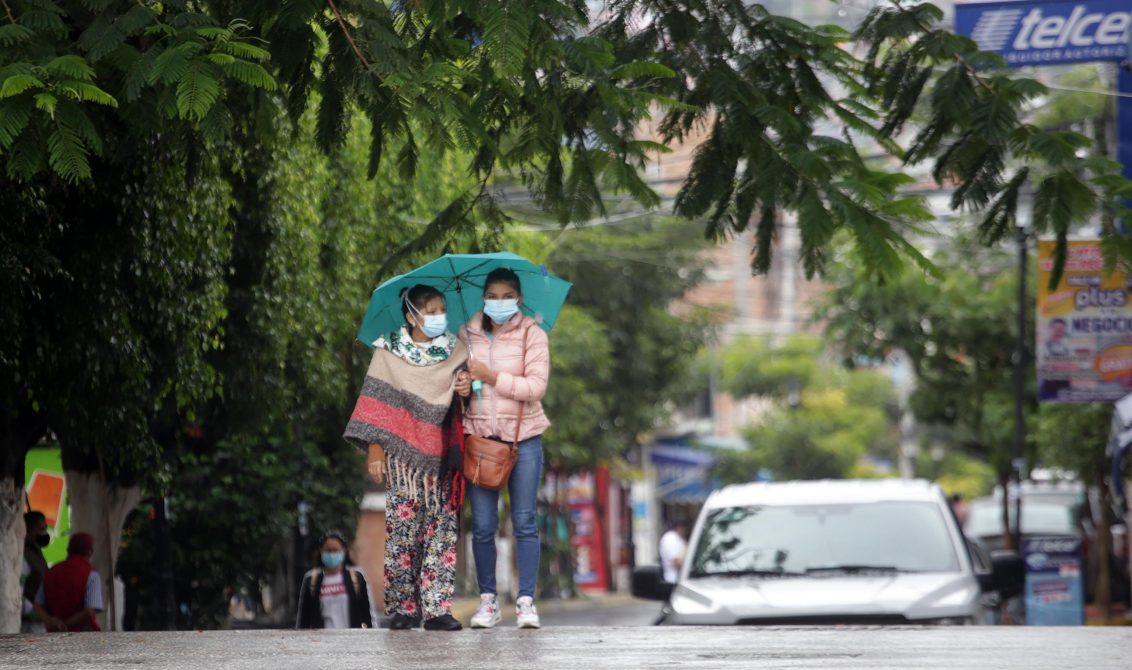 jnt-zócalo-lluvia-gente.jpg: Chilpancingo, Guerrero 27 de agosto del 2021// El zócalo de Chilpancingo, durante la lluvia de ayer. Foto: Jessica Torres Barrera