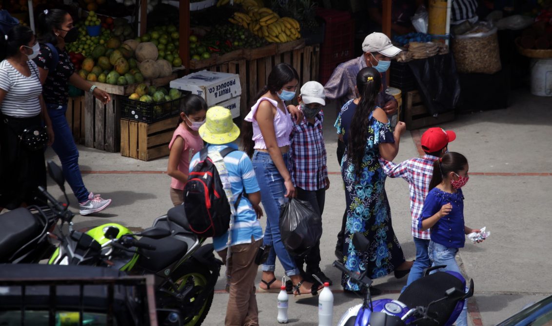 jnt-familias-caminan-estacionamiento-mercado.jpg: Chilpancingo, Guerrero 31 de agosto del 2021// Familias caminan por el estacionamiento del mercado Baltazar R. Leyva Mancilla. Foto: Jessica Torres Barrera