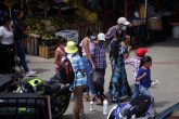 jnt-familias-caminan-estacionamiento-mercado.jpg: Chilpancingo, Guerrero 31 de agosto del 2021// Familias caminan por el estacionamiento del mercado Baltazar R. Leyva Mancilla. Foto: Jessica Torres Barrera