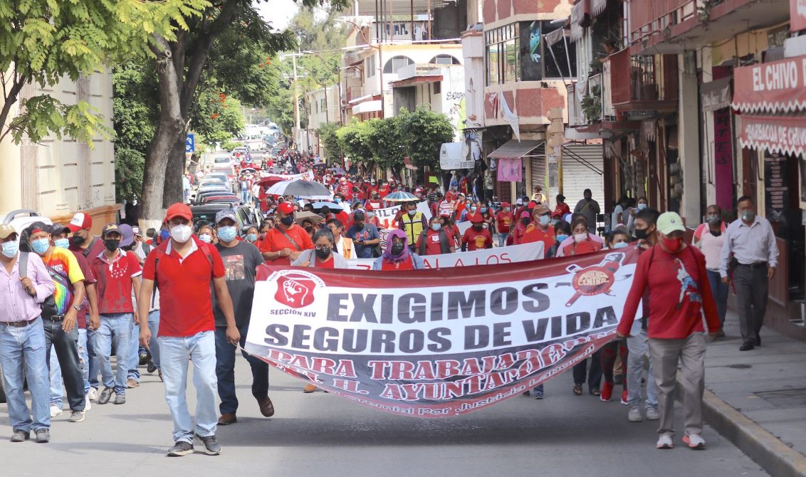 Protestan sindicatos del Ayuntamiento de Chilpancingo; exigen el pago de un  bono - El Sur Acapulco suracapulco I Noticias Acapulco Guerrero