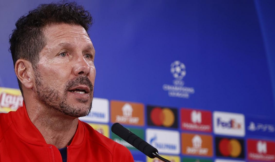 Para Diego Simeone, técnico del Atlético de Madrid, sus rivales los han estudiado a fondo, por eso han tenido más dificultades en los últimos partidos y por lo mismo considera que deben sorprender y aumentar “la agresividad en las áreas”. Foto: Tomada de internet