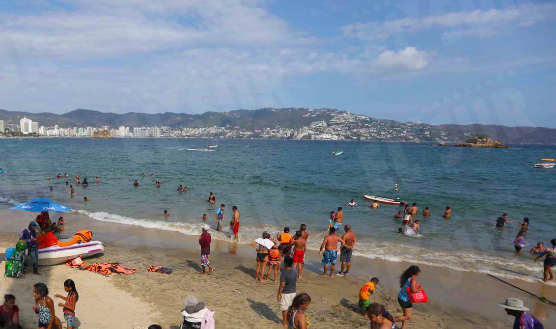 Acapulco,Gro/30Mayo2021/ Vacacionistas la tarde de ayer en la playa Papagayo en el puerto de Acapulco. Foto: Jesús Trigo