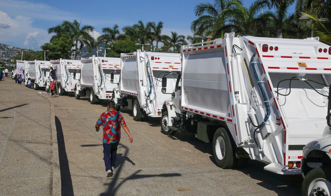 Parte de los 35 camiones recolectores de basura a los que la presidenta Abelina López Rodríguez , les dió ayer el banderazo de salida en el Parque de La Reina. Foto: Carlos Alberto Carbajal