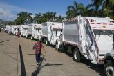 Parte de los 35 camiones recolectores de basura a los que la presidenta Abelina López Rodríguez , les dió ayer el banderazo de salida en el Parque de La Reina. Foto: Carlos Alberto Carbajal