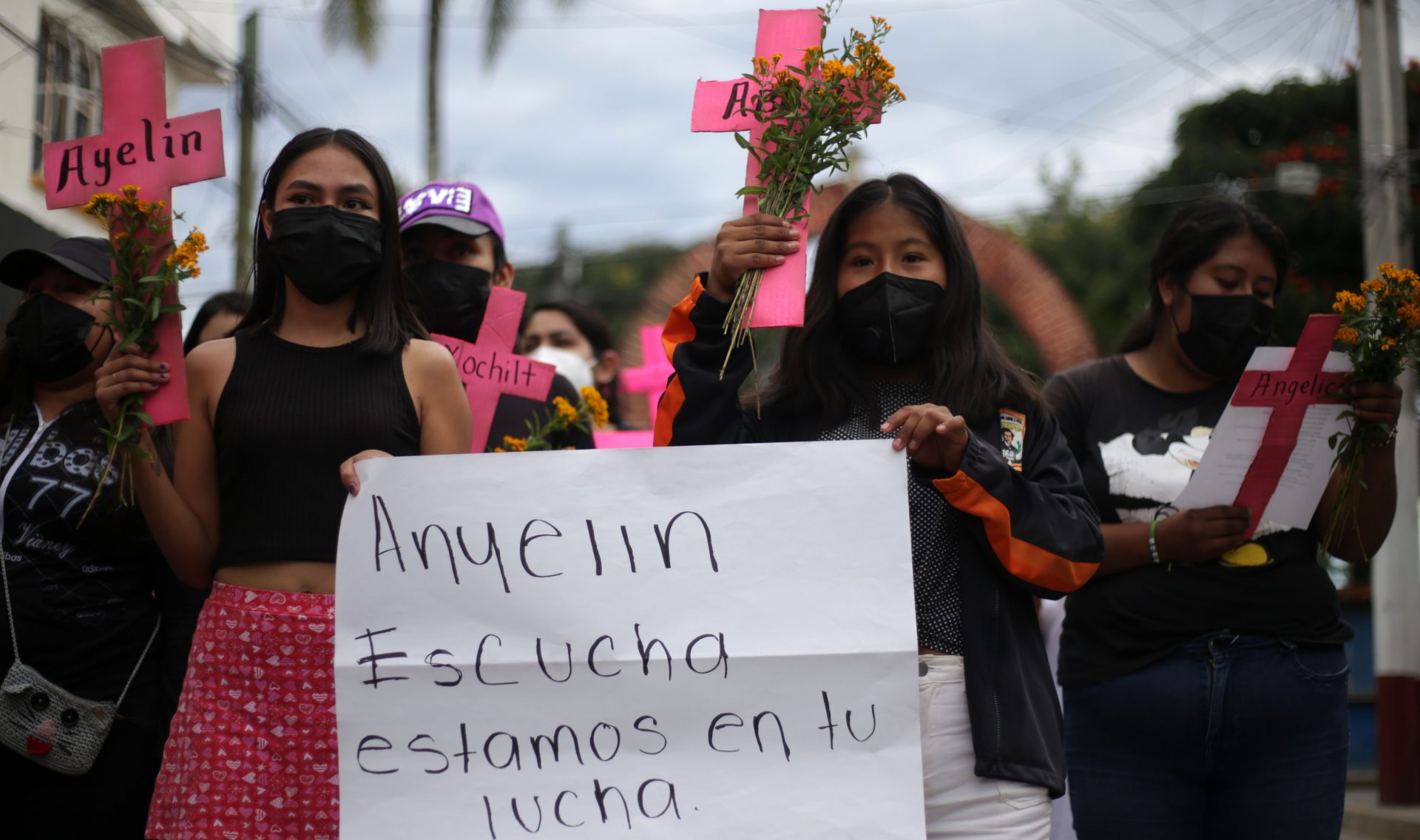 jnt-vecinos-justicia-Ayelin-Iczae.jpg: Chilpancingo, Guerrero 17 de octubre del 2021// Vecinos de la cabecera municipal de Tixtla, colectivos feministas e integrantes del colectivo Familiares de Personas Desaparecidas en Chilpancingo marcharon del barrio "El Santuario" al zócalo, para demandar justicia, tras cumplirse un año de la desaparición y el asesinato de la niña Ayelin Iczae Gutiérrez Marcelo de 13 años de edad, quien fue hallada mutilada el 19 octubre de 2020.