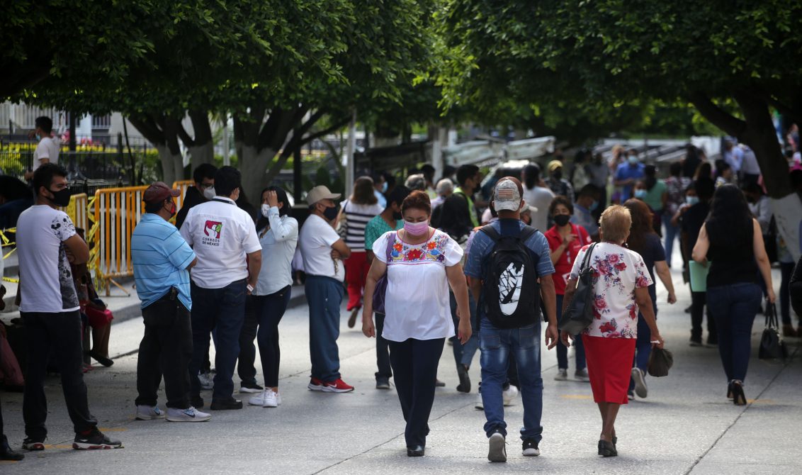 jnt-zocalo-Chilpancingo-gente.jpg: Chilpancingo, Guerrero 30 de septiembre del 2021// El zócalo de Chilpancingo, a las 11 de la mañana, donde se observa, la falta de sana distancia. Foto: Jessica Torres Barrera