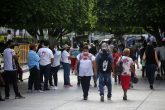 jnt-zocalo-Chilpancingo-gente.jpg: Chilpancingo, Guerrero 30 de septiembre del 2021// El zócalo de Chilpancingo, a las 11 de la mañana, donde se observa, la falta de sana distancia. Foto: Jessica Torres Barrera