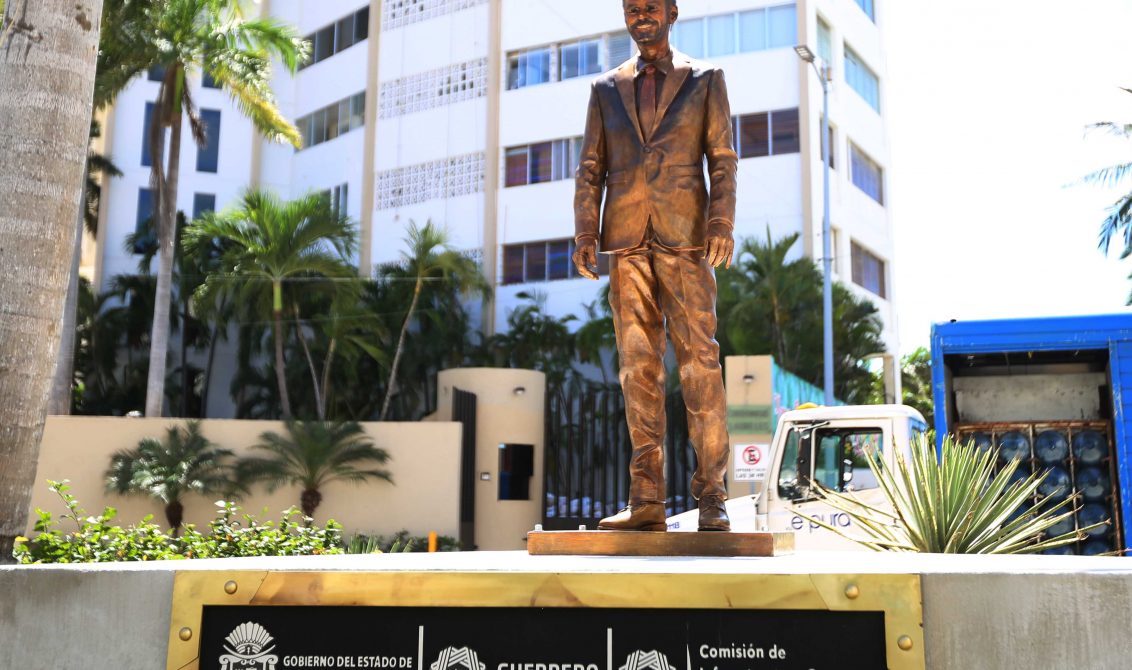 Acapulco,Gro/11Octubre2021/ La estatua colocada del comediante de televisa. Eugenio Deerbez la glorieta para llegar al hotel Copacabana en Acapulco. Foto: Jesús Trigo