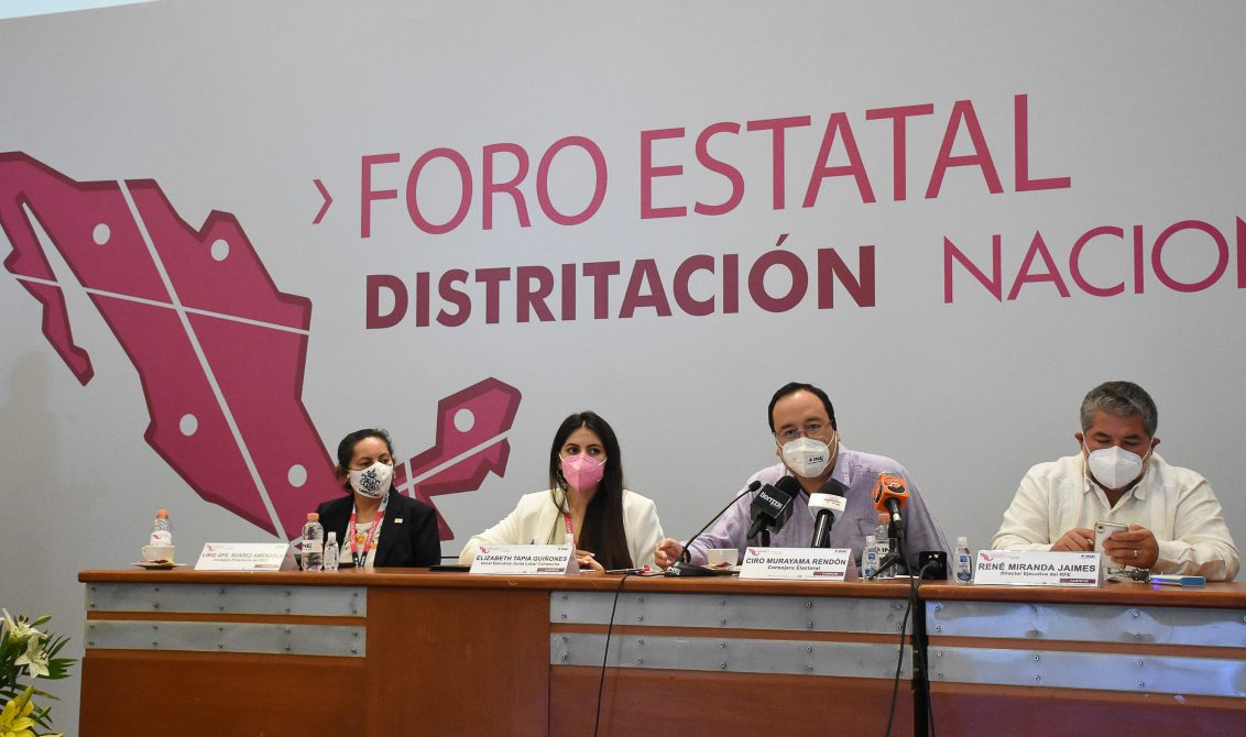 CAMPECHE, CAMPECHE 18NOVIEMBRE 2021.- El Consejero Electoral, Ciro Murayama Rendón, acompañado por la Vocal Ejecutiva Loca, Elizabeth Tapia Quiñones, y René Miranda Jaimes Director Ejecutivo del RFE, ofreció una conferencia de prensa luego de presentar el Foro Estatal de Distritación Nacional Electoral 2021-2023 en Campeche. Ciro Murayama indicó, que el instituto no tiene un centavo para llevar a cabo el ejercicio de la consulta de revocación de mandato, propuesta del gobierno federal. FOTO: MICHAEL BALAM/CUARTOSCURO.COM