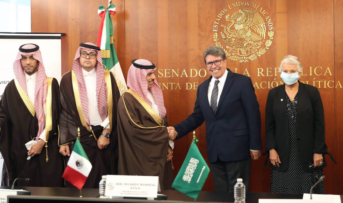 CIUDAD DE MÉXICO, 29NOVIEMBRE2021.- El presidente de la Junta de Coordinación Política del Senado, Ricardo Monreal se reunió con el Príncipe Faisal Bin Farham Al Saúd, Ministro de Asuntos Exteriores del Reino de Arabia Saudita, a quien manifestó el interés de México de seguir consolidando las relaciones entre ambas naciones, especialmente en materia comercial. El legislador recordó que nuestros lazos diplomáticos están próximos a cumplir sus primeros 70 años de haberse establecido y durante este tiempo, dijo, nuestra agenda bilateral, se ha fortalecido mediante la suscripción de acuerdos y memorándums de entendimiento en materia laboral, comercial y energética, entre otros. En este sentido, Monreal destacó que Arabia Saudita se ha consolidado como el tercer socio comercial para México entre las naciones de Medio Oriente y mencionó la intención de nuestra nación de incrementar la exportación de carne bovina hacia aquella región. “México cuenta con decenas de empresas con el certificado de producción halal, lo que permitiría aumentar nuestro intercambio comercial en carne y otros productos bovinos producidos en territorio mexicano”, señaló. FOTO: SENADO DE LA REPÚBLICA/CUARTOSCURO.COM