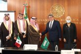 CIUDAD DE MÉXICO, 29NOVIEMBRE2021.- El presidente de la Junta de Coordinación Política del Senado, Ricardo Monreal se reunió con el Príncipe Faisal Bin Farham Al Saúd, Ministro de Asuntos Exteriores del Reino de Arabia Saudita, a quien manifestó el interés de México de seguir consolidando las relaciones entre ambas naciones, especialmente en materia comercial. El legislador recordó que nuestros lazos diplomáticos están próximos a cumplir sus primeros 70 años de haberse establecido y durante este tiempo, dijo, nuestra agenda bilateral, se ha fortalecido mediante la suscripción de acuerdos y memorándums de entendimiento en materia laboral, comercial y energética, entre otros. En este sentido, Monreal destacó que Arabia Saudita se ha consolidado como el tercer socio comercial para México entre las naciones de Medio Oriente y mencionó la intención de nuestra nación de incrementar la exportación de carne bovina hacia aquella región. “México cuenta con decenas de empresas con el certificado de producción halal, lo que permitiría aumentar nuestro intercambio comercial en carne y otros productos bovinos producidos en territorio mexicano”, señaló. FOTO: SENADO DE LA REPÚBLICA/CUARTOSCURO.COM