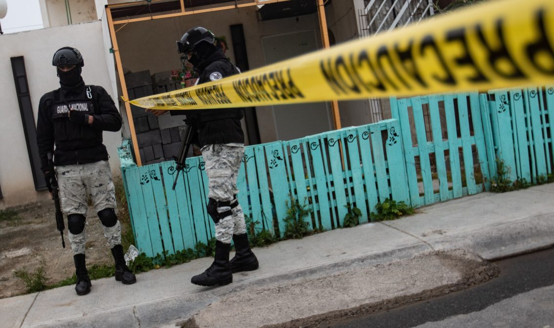 Efectivos de la Guardia Nacional acordonaron el lugar donde cuatro miembros de una familia fueron asesinados y su casa incendiada la madrugada de este viernes en la colonia La Comarca. Al parecer, la madre, el padre, y dos adolescentes menores de edad fueron las víctimas del ataque. Foto: Cuartoscuro