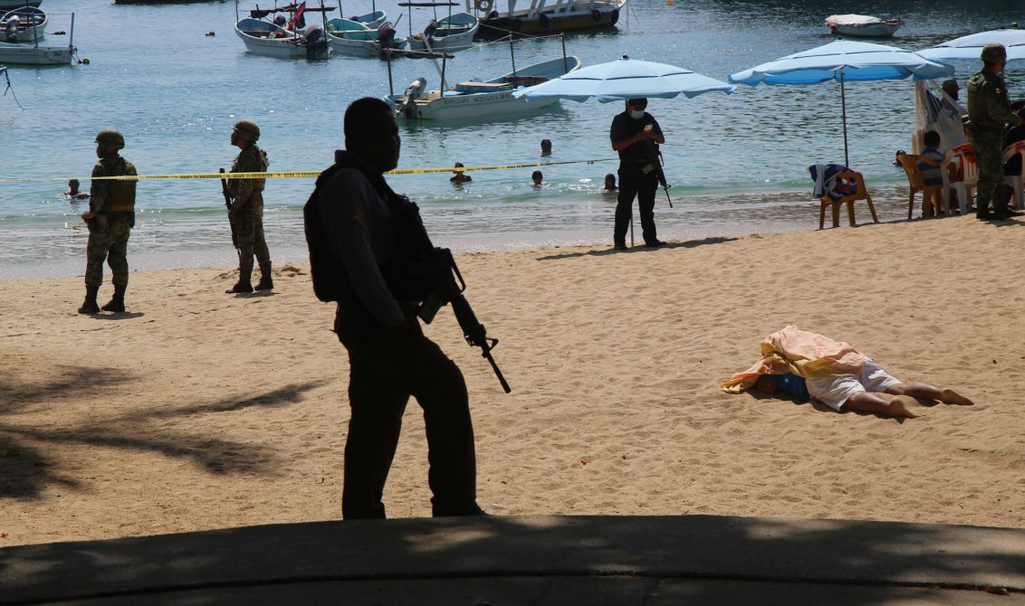 Acapulco, Guerrero,18noviembre2021 Policías y soldados resguardan el cuerpo del prestador de servicios turísticos, asesinado a balazos en la playa Caleta. Foto: Carlos Alberto Carbajal