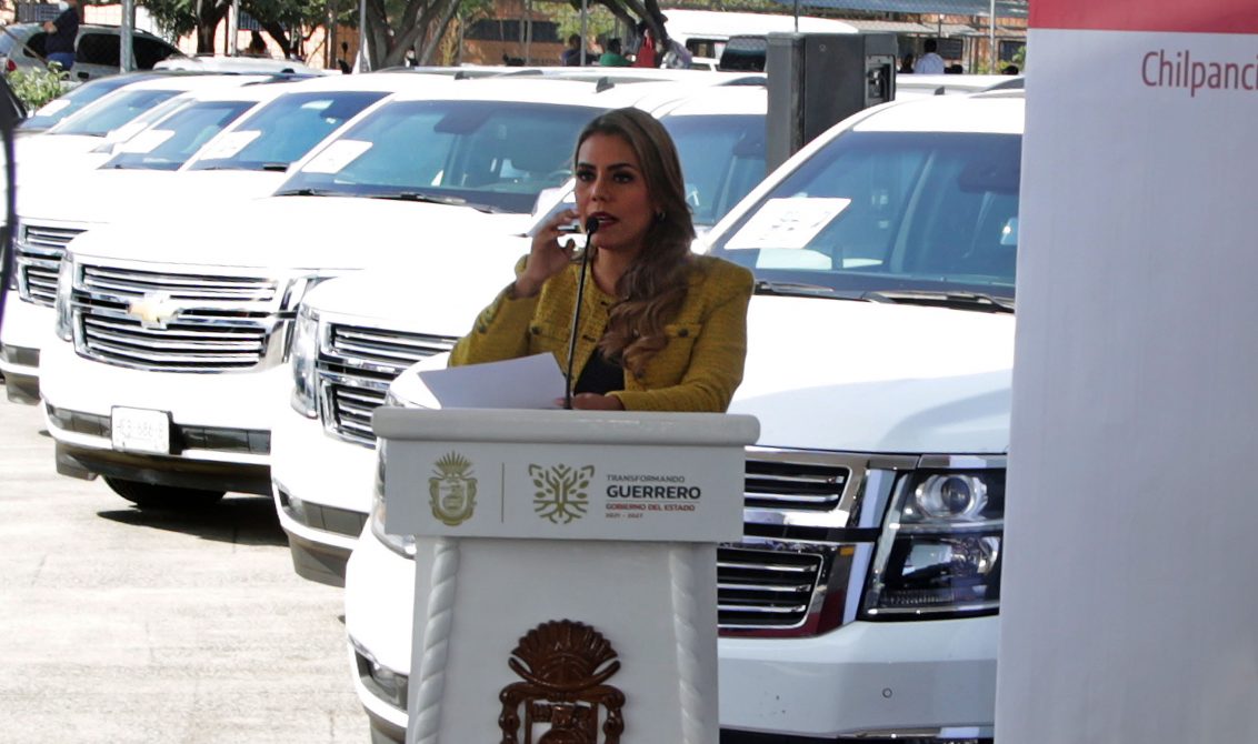 jnt-gobernadora-Evelyn-anuncio-subasta-vehiculos.jpg: Chilpancingo, Guerrero 11 de noviembre del 2021// La gobernadora Evelyn Salgado, en el "Anuncio de la subasta de vehículos blindados, de lujo y motocicletas", en el estacionamiento del auditorio Sentimientos de la Nación. Foto: Jessica Torres Barrera
