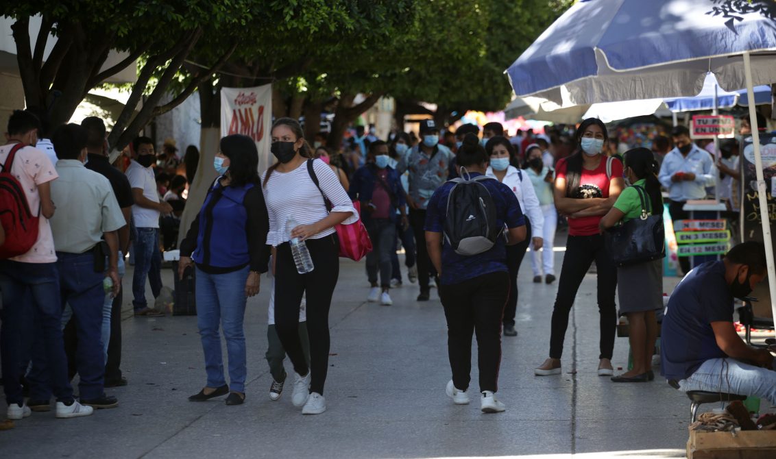 jnt-zocalo-tarde-gente-sin-distancia.jpg: Chilpancingo, Guerrero 16 de noviembre del 2021// El zócalo de la Capital a las 2 de la tarde, donde no existe la sana distancia entre los transeúntes. Foto: Jessica Torres Barrera