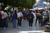 jnt-zocalo-tarde-gente-sin-distancia.jpg: Chilpancingo, Guerrero 16 de noviembre del 2021// El zócalo de la Capital a las 2 de la tarde, donde no existe la sana distancia entre los transeúntes. Foto: Jessica Torres Barrera