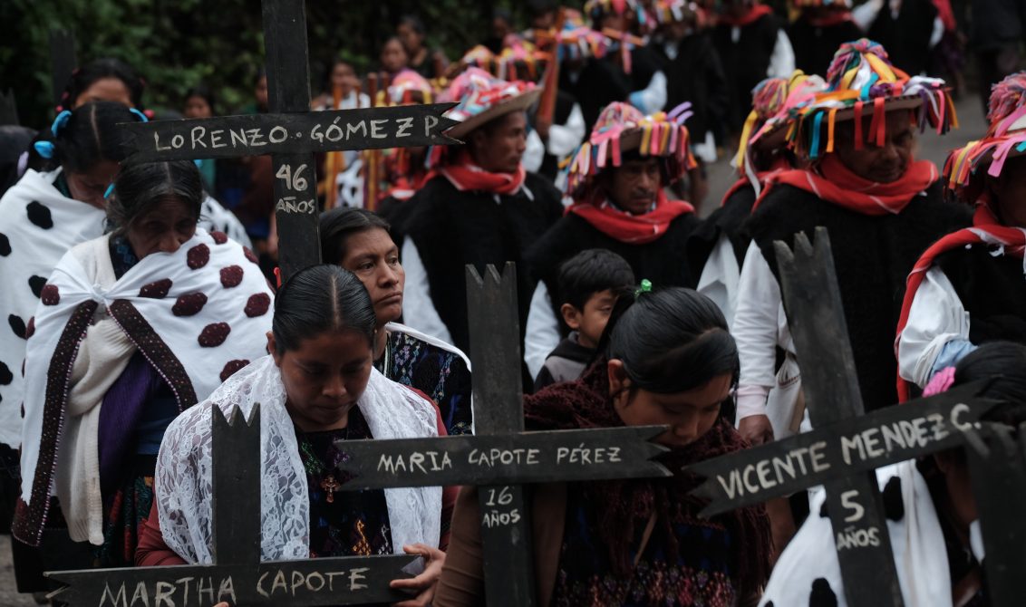 ACTEAL, CHIAPAS, 22DICIEMBRE2021.- Han pasado 24 años, cinco sexenios gubernamentales desde que un grupo de corte paramilitar irrumpió el rezo y asesinó a 45 hombres, mujeres y niñas y niños tzotziles. Hoy después de tantos años el caso sigue en impunidad y no se ha hecho justicia, cientos de personas hoy recuerdan a sus mártires en La Casa de la Memoria y la Esperanza de la Organizacioén Civil de las Abejas de Acteal. FOTO: ISABEL MATEOS /CUARTOSCURO.COM