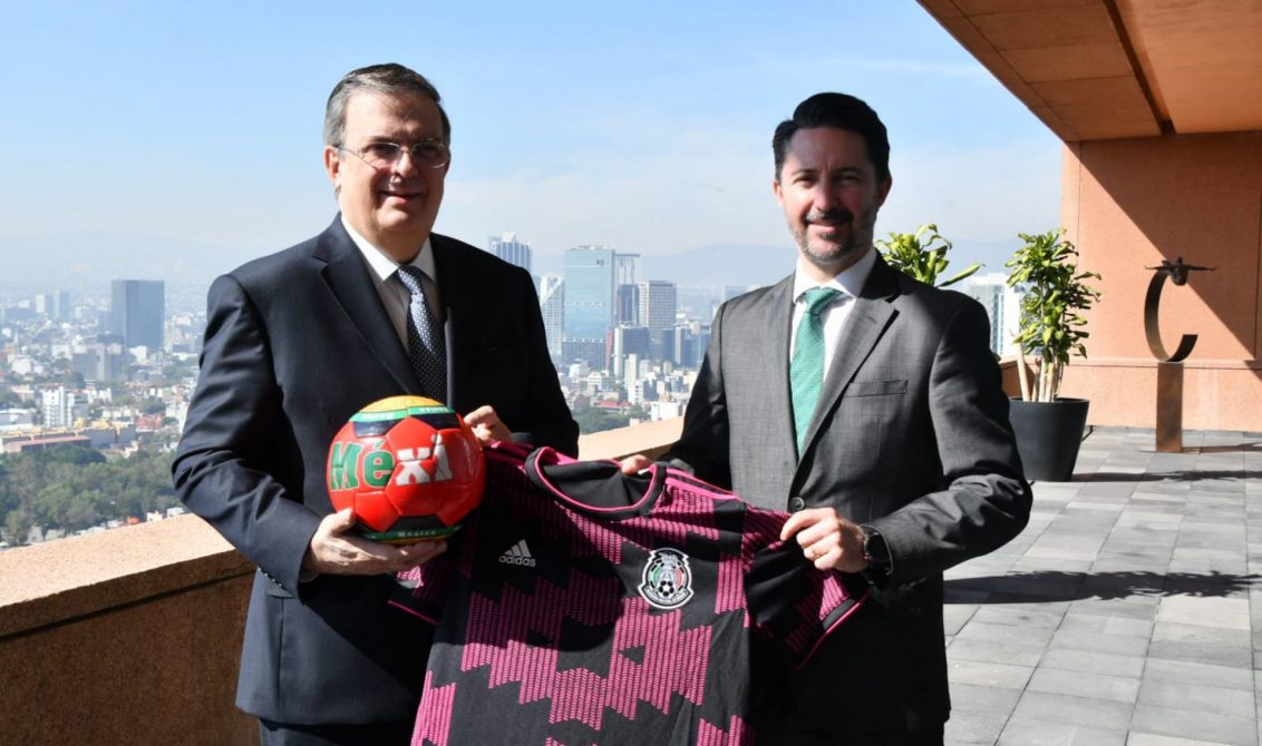 CIUDAD DE MÉXICO, 01DICIEMBRE2021.- El canciller Marcelo Ebrard Casaubon se reunió esta mañana con Yon de Luisa y autoridades de la Federación Mexicana de Futbol (Femexfut), a fin de trazar una hoja de ruta de acciones a emprender por el Gobierno de la República con la mira puesta a que México hospede de manera exitosa, y en conjunto con Estados Unidos y Canadá, el Mundial de Futbol de 2026. En coordinación con la FIFA y la Femexfut, el Gobierno de México se ha comprometido a otorgar las mejores garantías para la organización de la máxima justa del balompié con acciones en materia de comunicaciones, migración, seguridad, derechos humanos y protección a la propiedad industrial entre otros. FOTO: SRE/CUARTOSCURO.COM