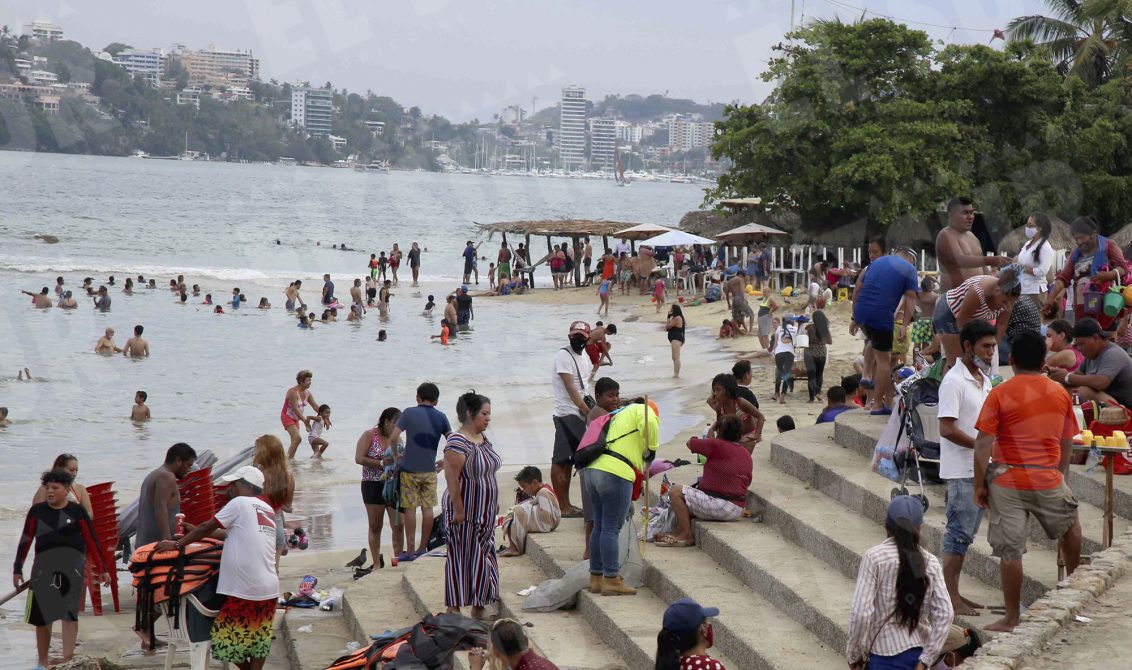 29 de Mayo 2021 Acapulco, Gro. Cientos de personas entre turistas y acapulqueños, captados en la playa Papagayo. Foto: Carlos Alberto Carbajal