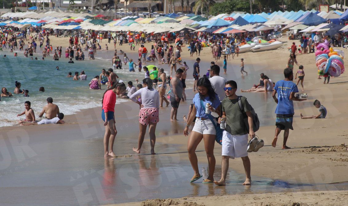 29 de diciembre del 2021 Acapulco, Gro. Bañistas que ayer disfrutaron de la playa El Morro. Foto: Carlos Alberto Carbajal