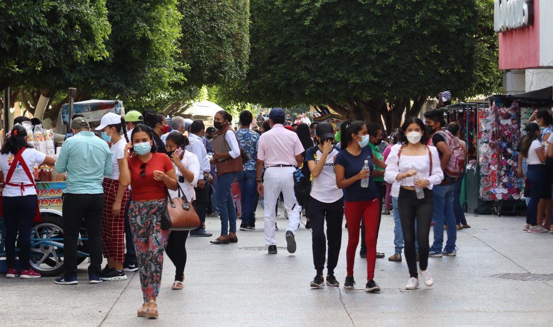 Chilpancingo Gro, 1 de diciembre 2021. // Pese al riesgo de un nuevo repunte de casos por Covid-19 y ante una nueva variante de este virus, habitantes de Chilpancingo se conglomeran en el centro de esta ciudad capital// Foto: Jesús Eduardo Guerrero