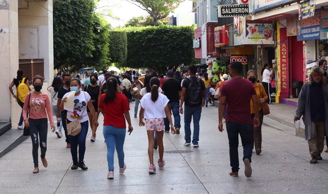 Pese al riesgo de un nuevo repunte de casos por Covid-19 y la nueva variante Ómicron, habitantes de Chilpancingo se aglomeran en el centro de la ciudad. Foto: Jesús Eduardo Guerrero