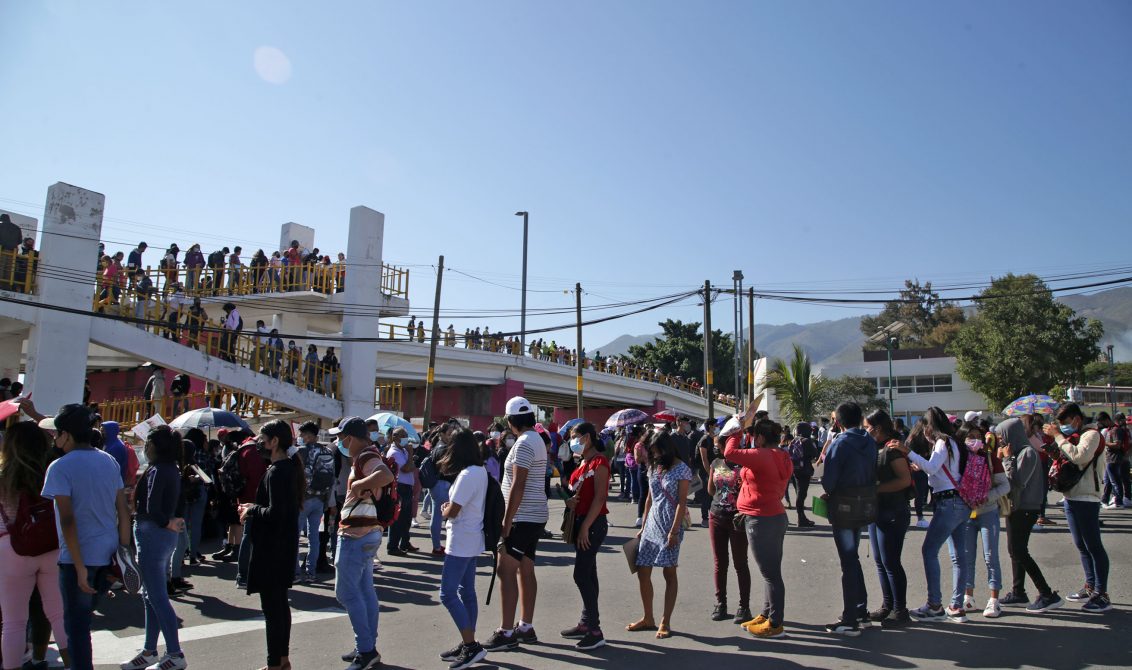 jnt-vacunación-largas-filas-Covid.jpg: Chilpancingo, Guerrero 07 de diciembre del 2021// Largas filas de beneficiarios de 15 a 17 años de edad hay en el primer día de vacunación contra el Covid en la capital, en la única sede de la colonia del PRI, en la grafica la fila que llegaba al estacionamiento de la tienda Soriana. Foto: Jessica Torres Barrera