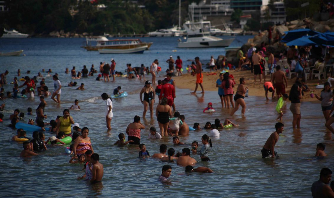 Visitantes la tarde de este domingo en la playa Tlacopnaocha en Acapulco. Foto: Jesús Trigo