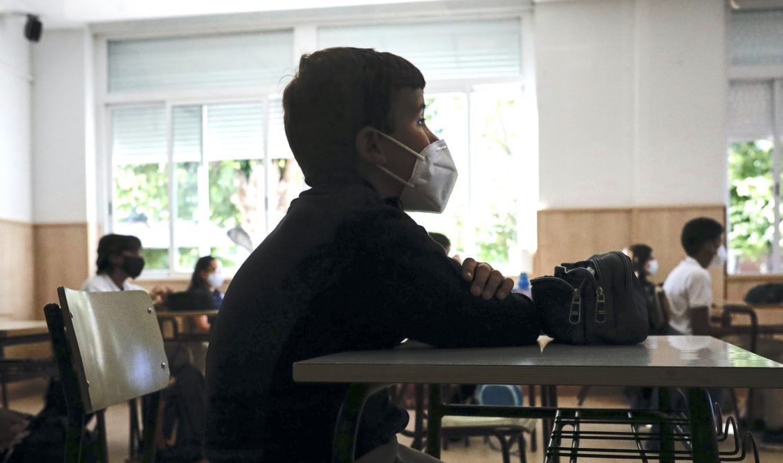 07-09-2020 Un niÒo con mascarilla en un aula del Colegio Privado Alameda de Osuna en el primer dÌa del curso escolar 2020-2021, en Madrid (EspaÒa) a 7 de septiembre de 2020. Los colegios p˙blicos comenzar·n maÒana, 8 de septiembre, las clases de forma escalonada, que en Madrid, como en el resto de comunidades, estar·n marcadas por las medidas impuestas por el gobierno autonÛmico para prevenir los contagios de COVID-19. SALUD Jes˙s HellÌn - Europa Press