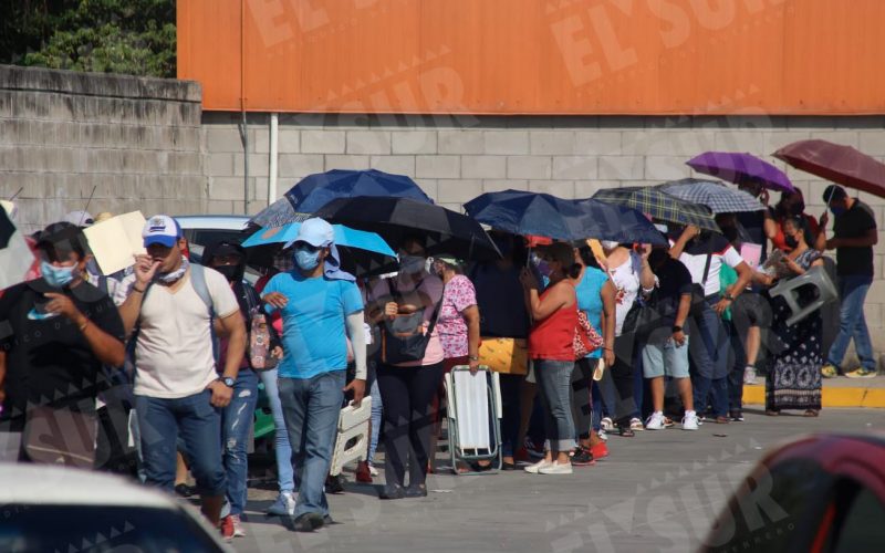 Cientos de maestros hacen fila en los alrededores del Instituto Tecnológico de Acapulco para recibir la dosis de refuerzo de la vacuna contra Covid-19, la cual se está realizando sin ningún contratiempo.   Fotos: Carlos Alberto Carbajal