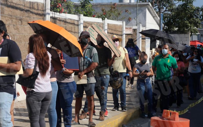 Cientos de maestros hacen fila en los alrededores del Instituto Tecnológico de Acapulco para recibir la dosis de refuerzo de la vacuna contra Covid-19, la cual se está realizando sin ningún contratiempo.   Fotos: Carlos Alberto Carbajal